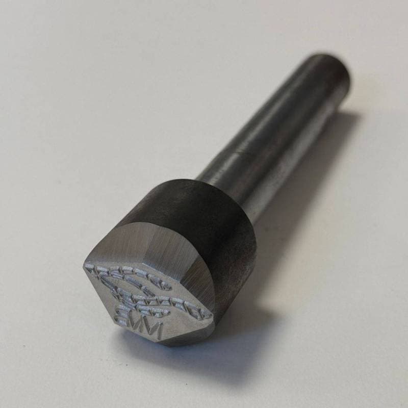 Poinçon acier (logo) — vue 1
